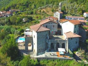 Flat with heated hot tub and shared pool