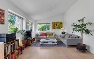 4 Bedroom Lovely Home In Dronningmølle