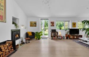 4 Bedroom Lovely Home In Dronningmølle