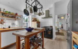4 Bedroom Lovely Home In Dronningmølle