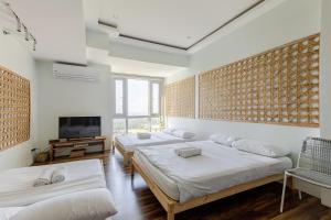 Huge 101-SQM 2BR in Central BGC Up to 12 Guests