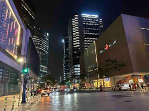 Huge 101-SQM 2BR in Central BGC Up to 12 Guests