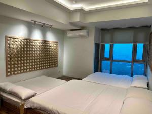 Huge 101-SQM 2BR in Central BGC Up to 12 Guests