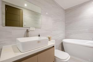 Huge 101-SQM 2BR in Central BGC Up to 12 Guests