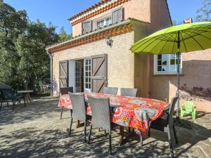 Maisons de vacances Provencal Holiday Home in Bormes-les-Mimosas with Pool : photos des chambres