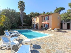 Provencal Holiday Home in Bormes-les-Mimosas with Pool
