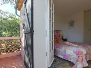 Maisons de vacances Provencal Holiday Home in Bormes-les-Mimosas with Pool : photos des chambres