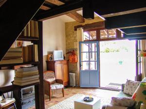 Maisons de vacances Snug cottage in Saint-Eutrope-De-Born with pool : Maison de Vacances 3 Chambres 