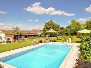 Maisons de vacances Snug cottage in Saint-Eutrope-De-Born with pool : photos des chambres