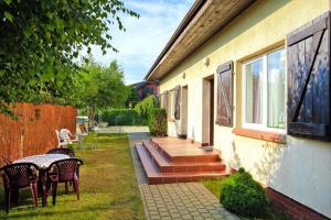 Apartment in Rowy with a garden