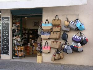 Maisons de vacances Comfortable Apartment in Lablachere with Terrace in Ardeche : photos des chambres