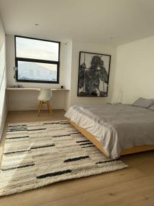 Modern 2-Bed, Spacious Top Floor with Mountain Views in the Iron Works