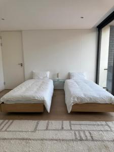 Modern 2-Bed, Spacious Top Floor with Mountain Views in the Iron Works