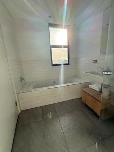 Modern 2-Bed, Spacious Top Floor with Mountain Views in the Iron Works