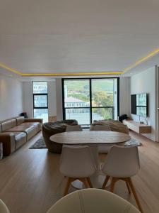 Modern 2-Bed, Spacious Top Floor with Mountain Views in the Iron Works