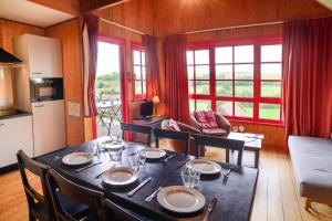 Maisons de vacances Le Domaine du Val, Grand-Laviers, wooden house for 6 pers : photos des chambres