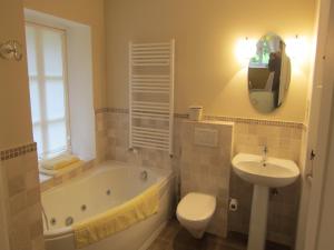 Delightful Castle in Bastogne with bubble bath