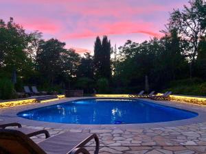 Cottage in Les Eyzies-De-Tayac-Sireuil with pool