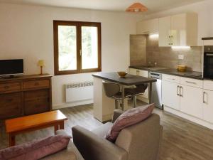 Charming holiday flat with shared pool, Malaucène