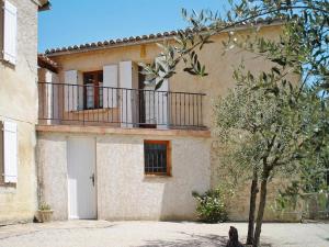 Charming holiday flat with shared pool, Malaucène