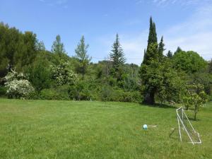 Charming holiday flat with shared pool, Malaucène