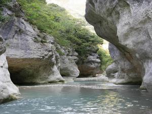 Charming holiday flat with shared pool, Malaucène