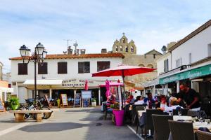 Maisons de vacances Holiday cottage with private terrace, Bellegarde : photos des chambres