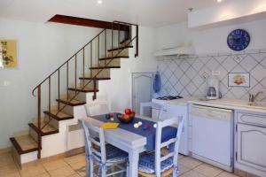 Maisons de vacances Holiday cottage with private terrace, Bellegarde : photos des chambres