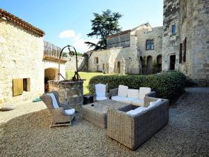 Maisons de vacances Castle 12th century with private pool close to Agen : photos des chambres