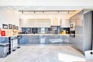 Luxury Apt - Families, Couples, and Solo Guests ONLY