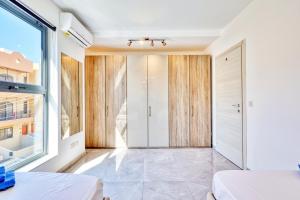 Luxury Apt - Families, Couples, and Solo Guests ONLY