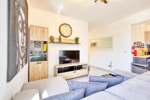 Luxury Apt - Families, Couples, and Solo Guests ONLY