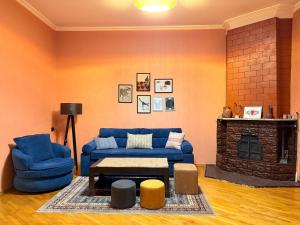 Cozy apartment in italian yard with fireplace