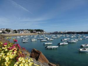 Maisons de vacances Modern semi-detached house with terrace, Saint-Quay-Portrieux : photos des chambres