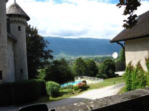 Maisons de vacances Charming Castle in Serrieres-en-Chautagn with Pool : photos des chambres