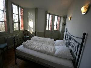 Maisons de vacances Charming Castle in Serrieres-en-Chautagn with Pool : photos des chambres
