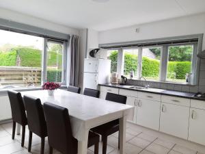 Maisons de vacances Charming Castle in Serrieres-en-Chautagn with Pool : photos des chambres