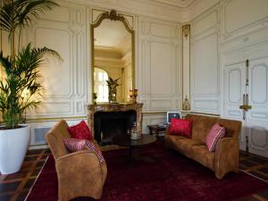 Maisons de vacances Charming Castle in Serrieres-en-Chautagn with Pool : photos des chambres
