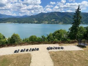 Pensiunea Farmecul Naturii și căsuțe individuale de închiriat Colibița