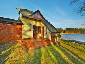 Holiday house by the lake with a fireplace
