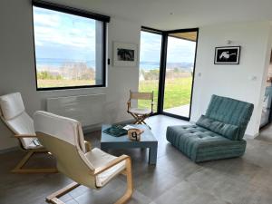 Maisons de vacances Villa with superb sea view, beach access 400 m : photos des chambres