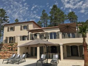 Maisons de vacances Contemporary villa with swimming pool : photos des chambres