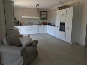 Maisons de vacances Contemporary villa with swimming pool : photos des chambres