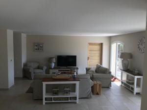 Maisons de vacances Contemporary villa with swimming pool : photos des chambres