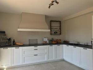 Maisons de vacances Contemporary villa with swimming pool : photos des chambres