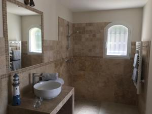 Maisons de vacances Contemporary villa with swimming pool : photos des chambres