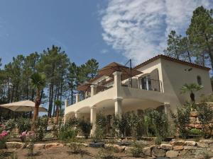 Maisons de vacances Contemporary villa with swimming pool : photos des chambres