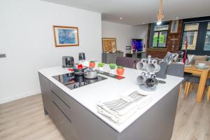 New Apartment - Sleeps 4 - Parking - City Centre