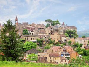 Maisons de vacances Grives Poolside Family Escape : photos des chambres