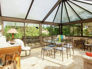 Maisons de vacances Grives Poolside Family Escape : photos des chambres